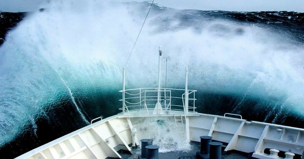 Sigue leyendo Impactante vídeo: Olas gigantes chocan contra un crucero y cunde el pánico