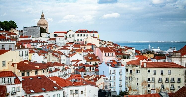 Vuelos baratos de Ryanair a Lisboa (Canva)