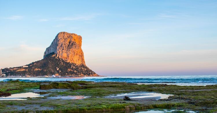 El Peñón de Ifach, en Calpe, es uno de los iconos de Alicante (Canva)