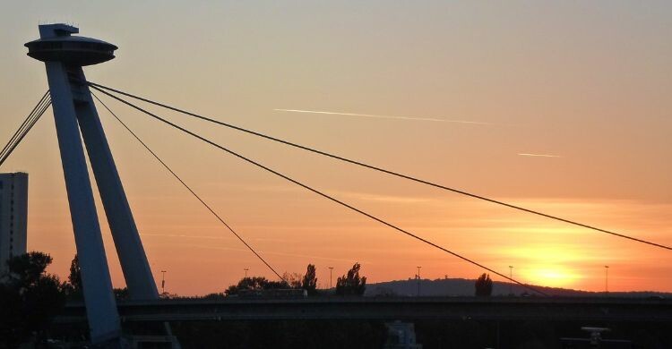 El Puente SNP recuerda a la estructura de un OVNI (Canva)