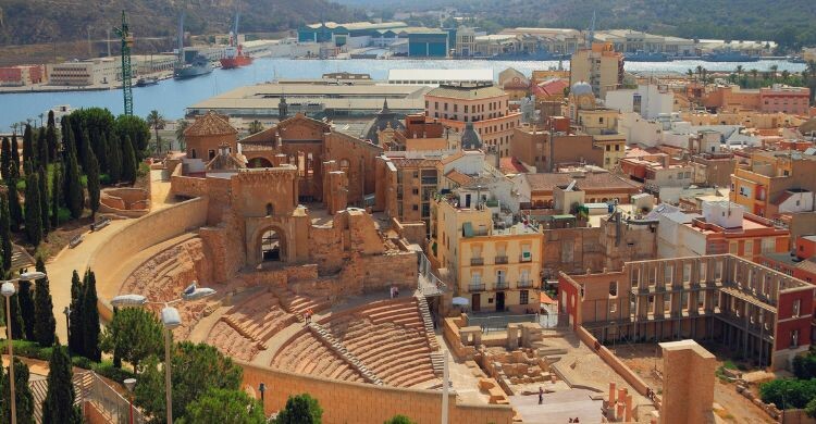 El Teatro Romano fue descubierto hace solo 40 años (Adobe Stock)
