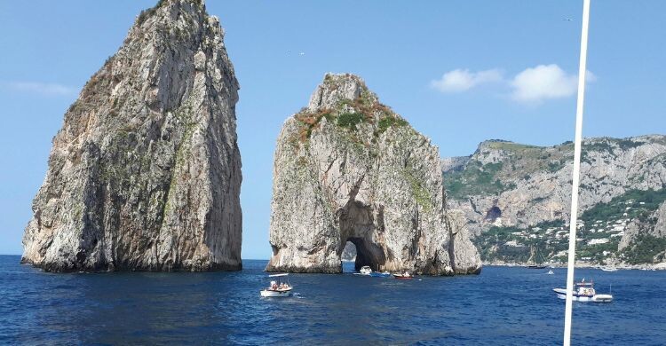 La Gruta Azul es uno de los lugares más famosos de la isla (Canva)