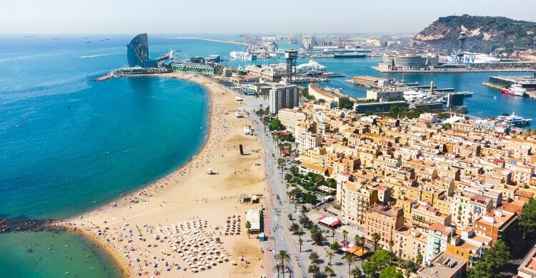 Barcelona es una de las mejores opciones para pasar la noche de San Juan (Adobe Stock)