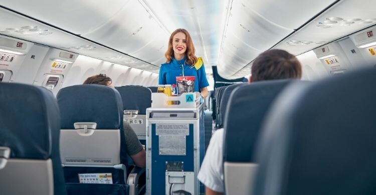 Cómo lograr comidas gratis de clase busines' en el avión (Adobe Stock)