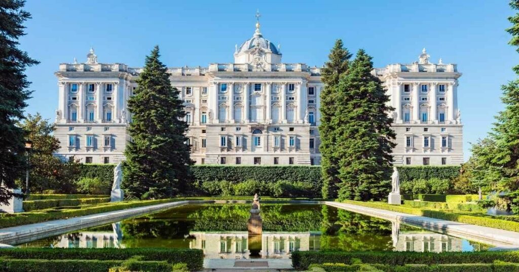 Sigue leyendo Descubre los hoteles boutique más exclusivos en Madrid: lujo y confort a tu alcance