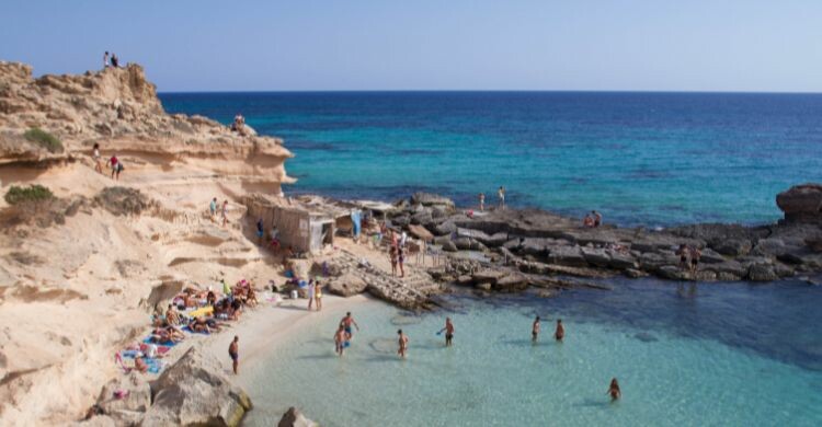 Ibiza es uno de los destinos más populares del país (Canva)