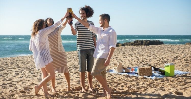 Pueden multarte en la playa si haces esto (Canva)