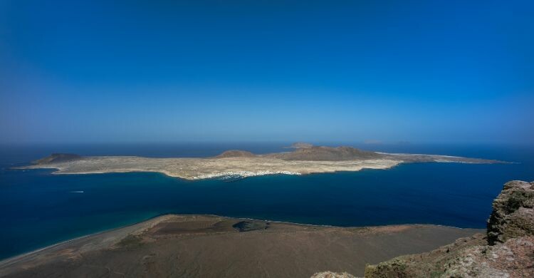 Vista aérea de La Graciosa desde Lanzarote, a pocos kilómetros (Adobe Stock)