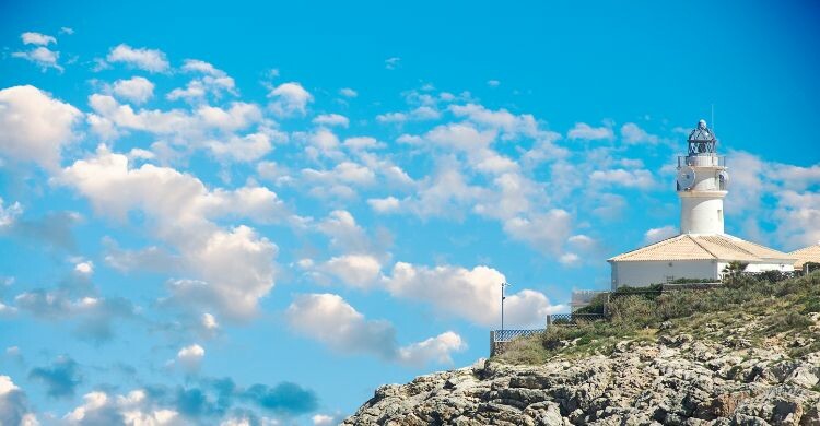 El Faro de Cullera es otro de los símbolos del pueblo (Adobe Stock)