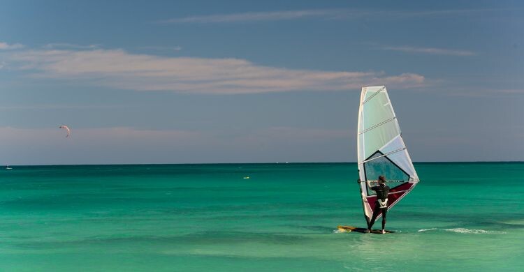 Fuerteventura es un lugar ideal para practicar 'kitesurf' y otros deportes acuáticos (Canva)
