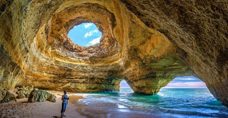 Las Cuevas de Benagil son uno de los iconos del Algarve (Canva)