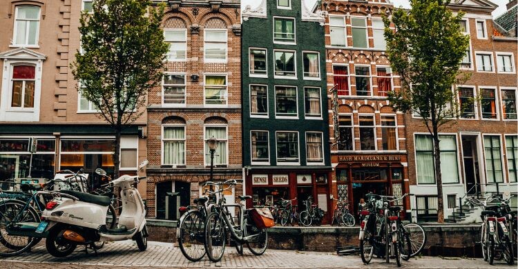 Los canales y las bicicletas son algunos de los iconos de la ciudad (Canva)