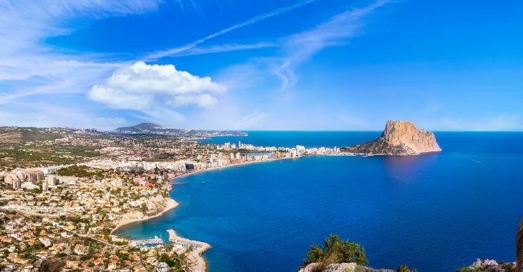 Vista aérea de Calpe y toda la costa que la rodea (Adobe Stock)