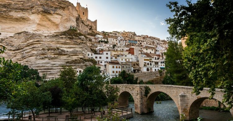 Vista panorámica del centro histórico de Alcalá del Júcar (Adobe Stock)