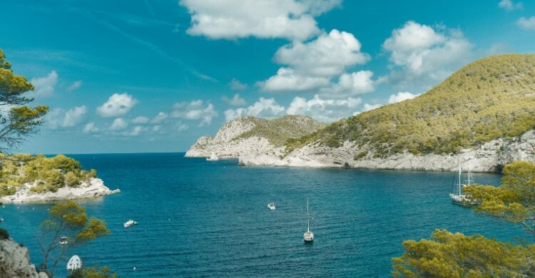 Además de la vida nocturna, las playas de Ibiza son otro de sus grandes atractivos (Canva)