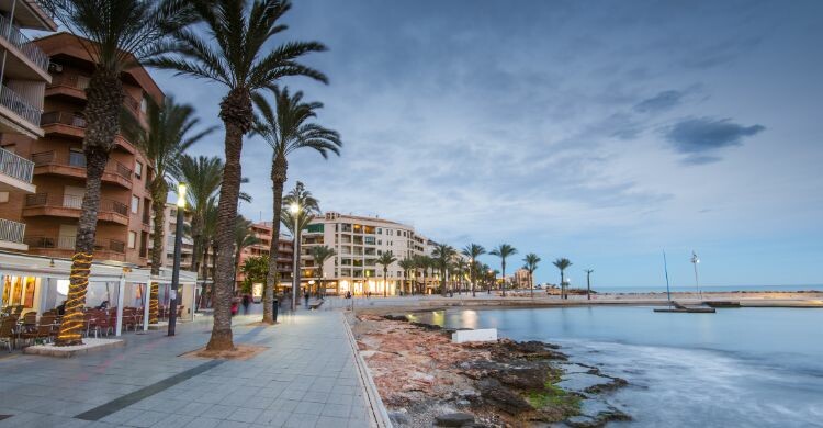 El paseo marítimo de Torrevieja es uno de los imprescindibles del pueblo (Adobe Stock)
