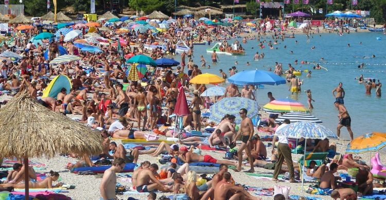 Cuidado con "la guerra de sombrillas": multa de hasta 300€ en la playa (Adobe Stock)