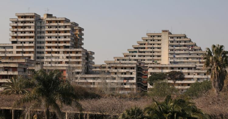 Las 'Vele di Scampia' son los edificios más icónicos de este barrio (Adobe Stock)