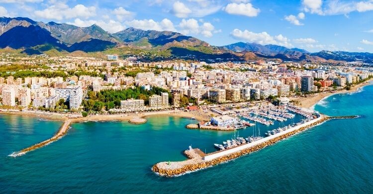 Los turistas deben seguir estrictas normas de convivencia en zonas de playa (Adobe Stock)