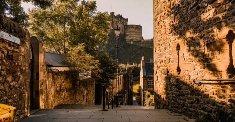 Edimburgo es uno de las ciudades más mágicas de Escocia (Canva)