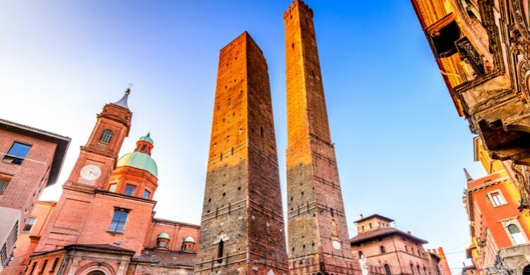 Las dos Torres son uno de los emblemas de la ciudad (Adobe Stock)