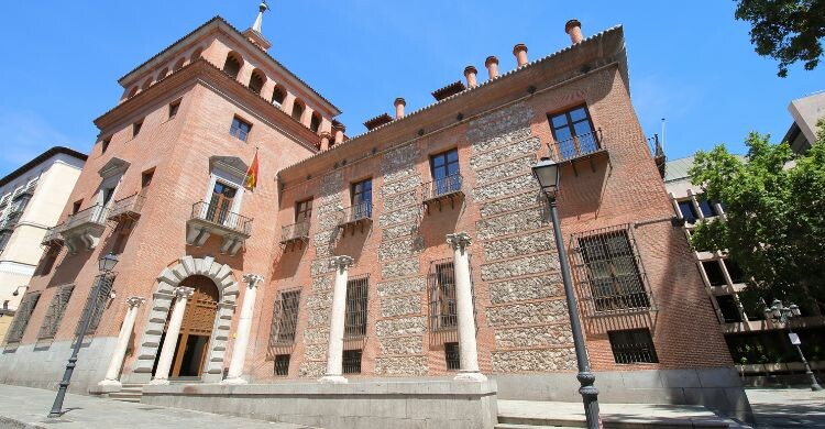 El estado actual de la casa de las Siete Chimeneas (Adobe Stock)