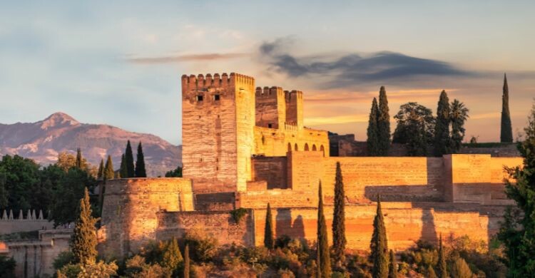 La Alhambra es uno de los símbolos de la ciudad de Granada (Canva)