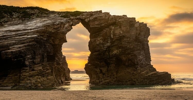 Praia das Catedrais, Lugo (Adobe Stock)