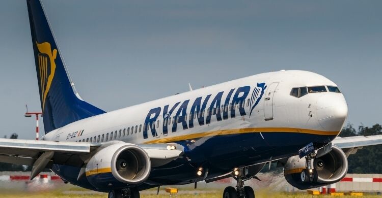 Ryanair anuncia cierres en Europa miles de pasajeros se quedan sin vuelo (Adobe Stock)