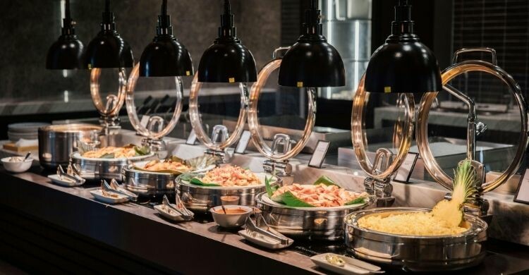 Coger más de lo que puedes comer en un buffet es un despilfarro (Canva)