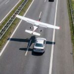 Impactante Vídeo: Una avioneta se estrella contra un coche en plena autopista