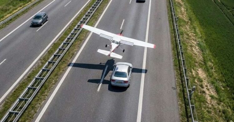 Impactante Vídeo: Una avioneta se estrella contra un coche en plena autopista