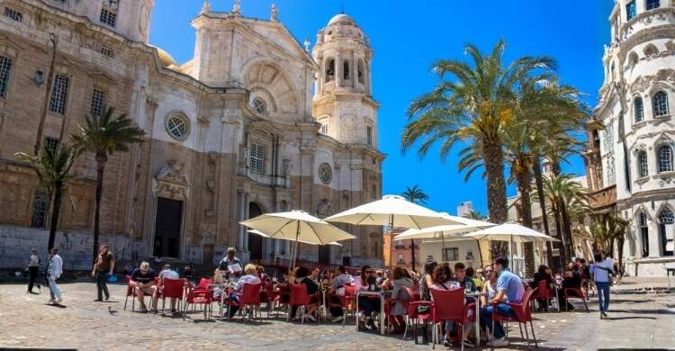 Guía de viaje a Cádiz Qué ver, dónde comer y consejos locales (Adobe Stock)