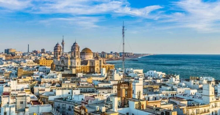 Sigue leyendo Guía de viaje a Cádiz: Qué ver, dónde comer y consejos locales
