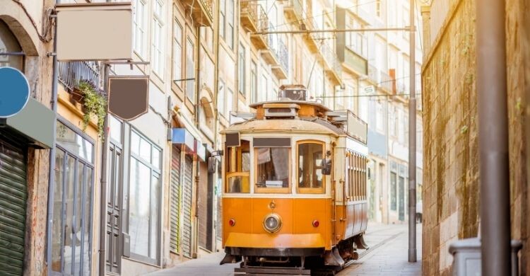 Tours Oporto (Adobe Stock)