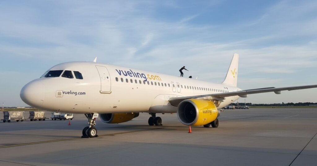 Sigue leyendo Impactante vídeo: Un hombre sube al techo de un avión y desata el caos en el aeropuerto