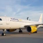 Impactante vídeo: Un hombre sube al techo de un avión y desata el caos en el aeropuerto