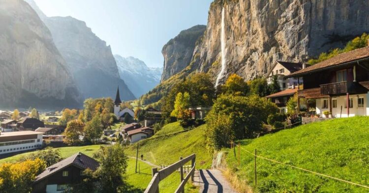 Sigue leyendo Lauterbrunnen: El valle suizo con 72 cascadas que inspiró los paisajes de El Señor de los Anillos
