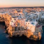 Polignano a Mare: El pueblo de Italia donde puedes cenar dentro de una cueva sobre el Adriático