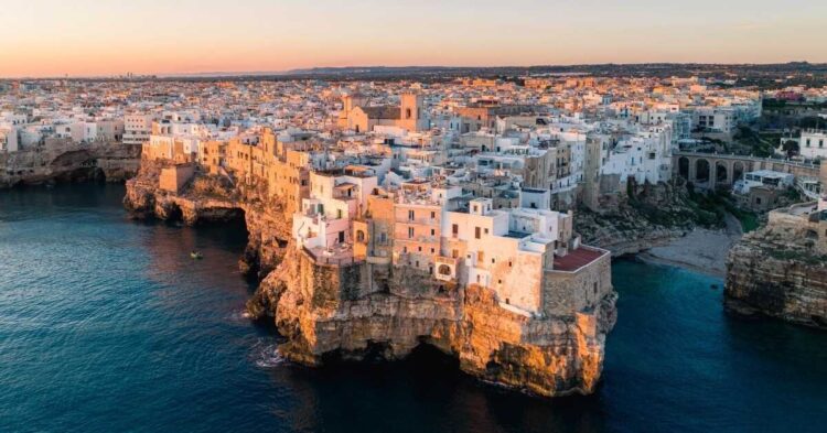 Sigue leyendo Polignano a Mare: El pueblo de Italia donde puedes cenar dentro de una cueva sobre el Adriático