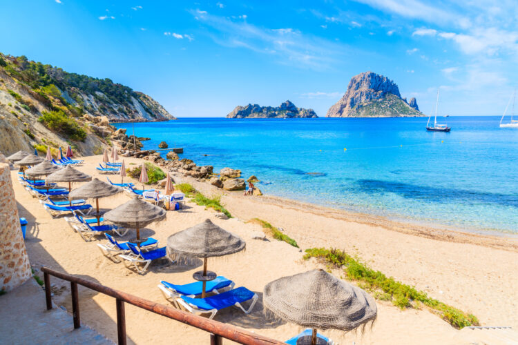 Playa en Ibiza (Adobe Stock)