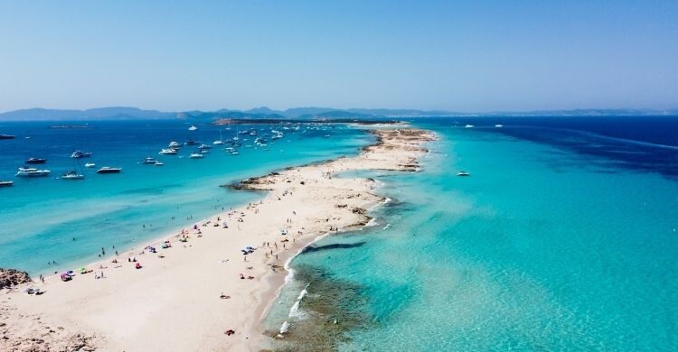 Mira la oferta Escápate a Ibiza: Vuelos de ida y vuelta desde 25€