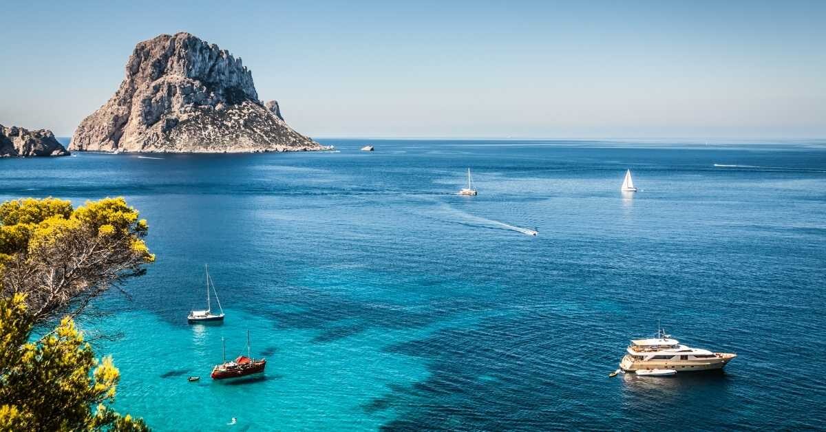 Mira la oferta Escápate a Ibiza: Vuelos de ida y vuelta desde 26€