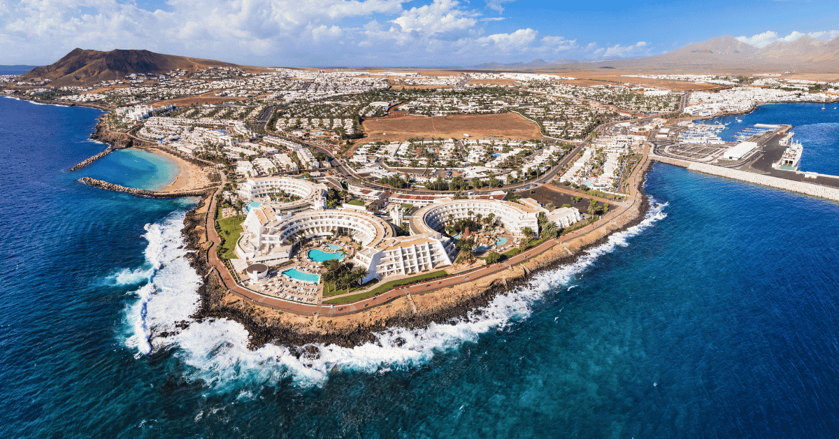 Mira la oferta Escápate a Lanzarote: Vuelos de ida y vuelta desde 35€