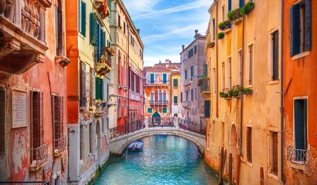 Free Tour (Adobe stock)