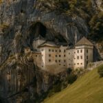 Castillo de Predjama: Cómo visitar la fortaleza eslovena construida dentro de una cueva