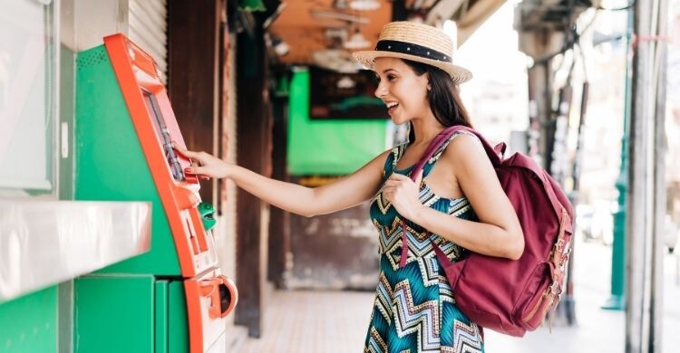 Adiós a las abusivas comisiones bancarias (Adobe Stock)
