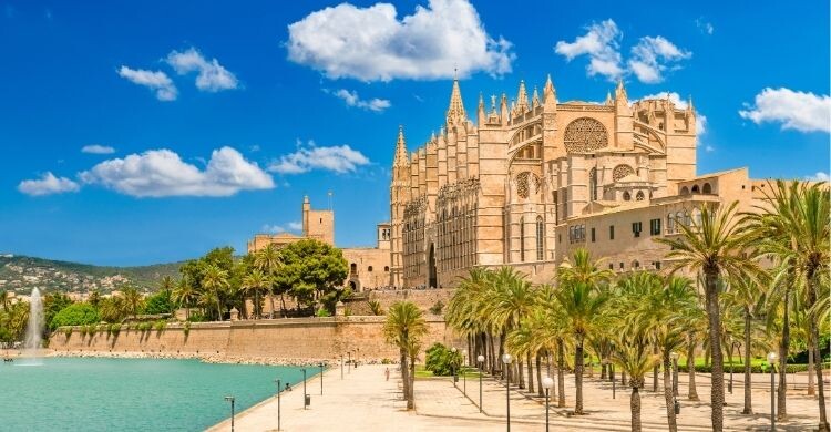 Palma de Mallorca, historia y vida urbana (Adobe Stock)