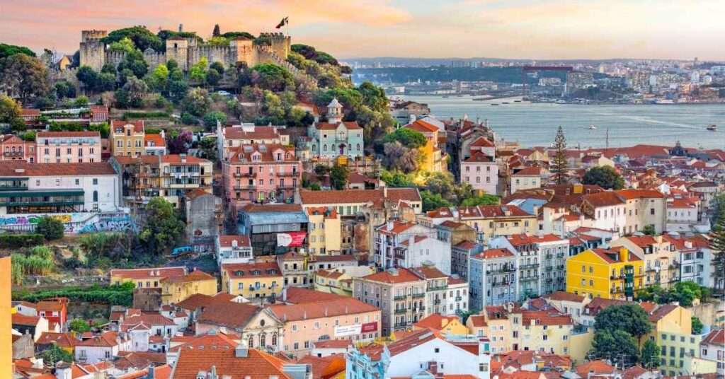 Sigue leyendo Guía para enamorarte de Lisboa: historia, tranvías y miradores inolvidables
