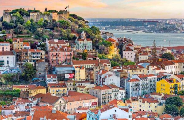 Sigue leyendo Guía para enamorarte de Lisboa: historia, tranvías y miradores inolvidables